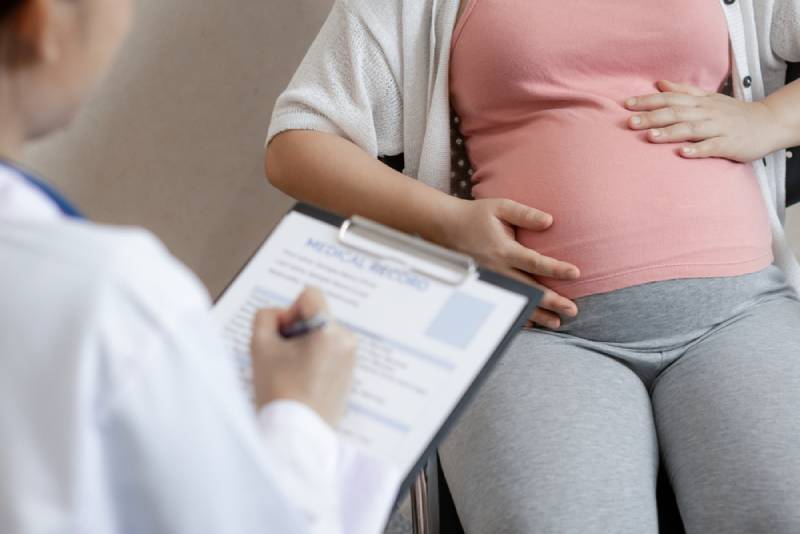 pregnant woman visit gynecologist doctor