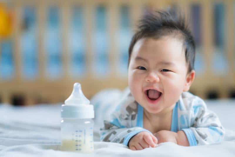 When Your Baby Refuses The Bottle: Here's How To Deal With It