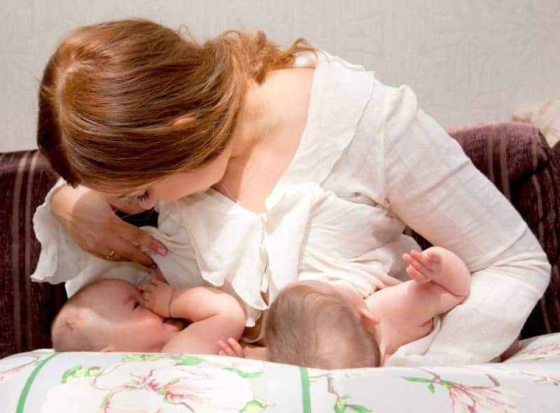 9-best-tips-for-breastfeeding-twins-every-mom-should-know