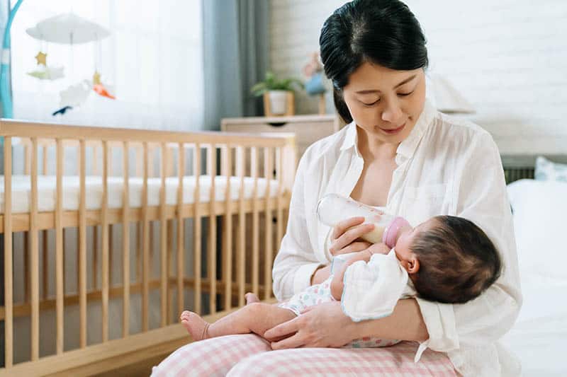 How To Get A Breastfed Baby To Take A Bottle In 11 Easy Steps