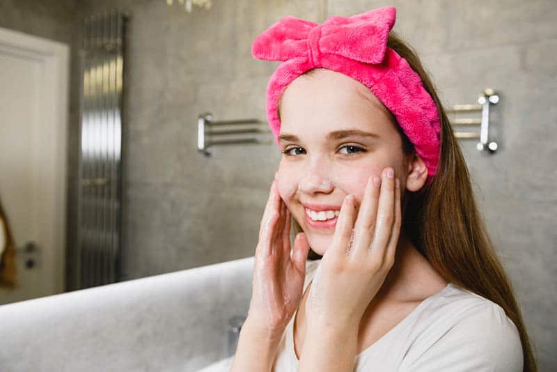 Best Face Wash For Teenagers And Tweens Of 2022 (Detailed Guide)