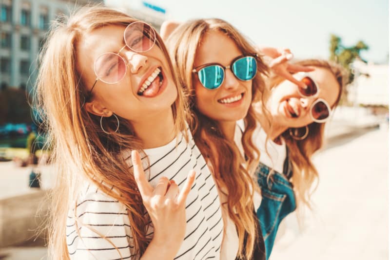  trois jeunes belles filles hipsters souriantes 